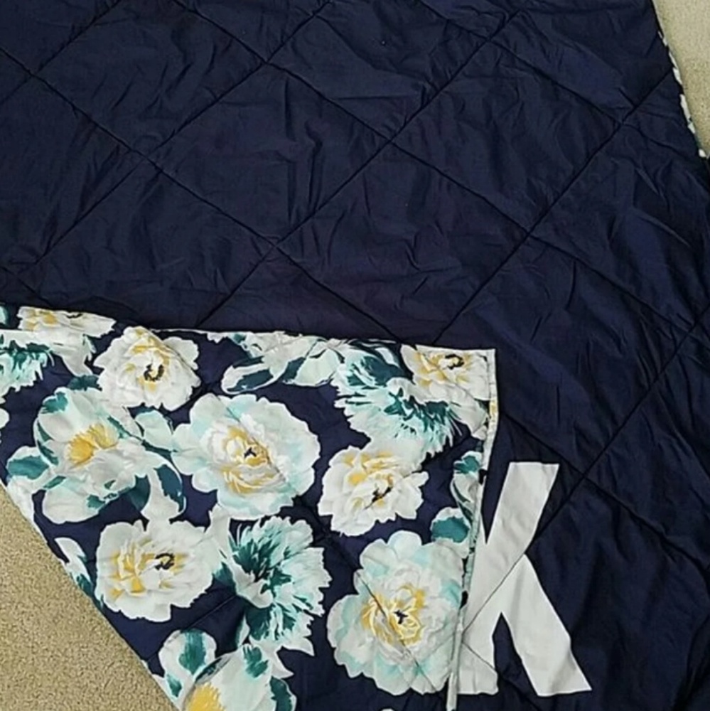 VS PINK EXTREMELY RARE FLORAL REVERSIBLE COMFORTER